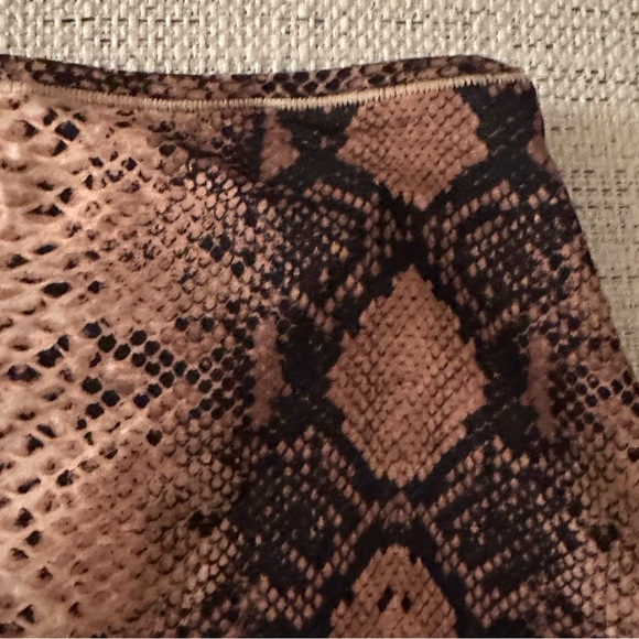 SKIMS Fits Everybody Boyshort in Clay Snakeskin size Medium - Picture 5 of 7